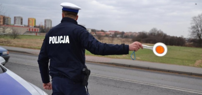 Pędził prawie 110 kilometrów na godzinę w terenie zabudowanym. 22-latek stracił prawo jazdy 