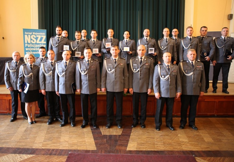 Wręczono policjantom „Kryształowe Gwiazdy”. Wśród nagrodzonych są także koninianie