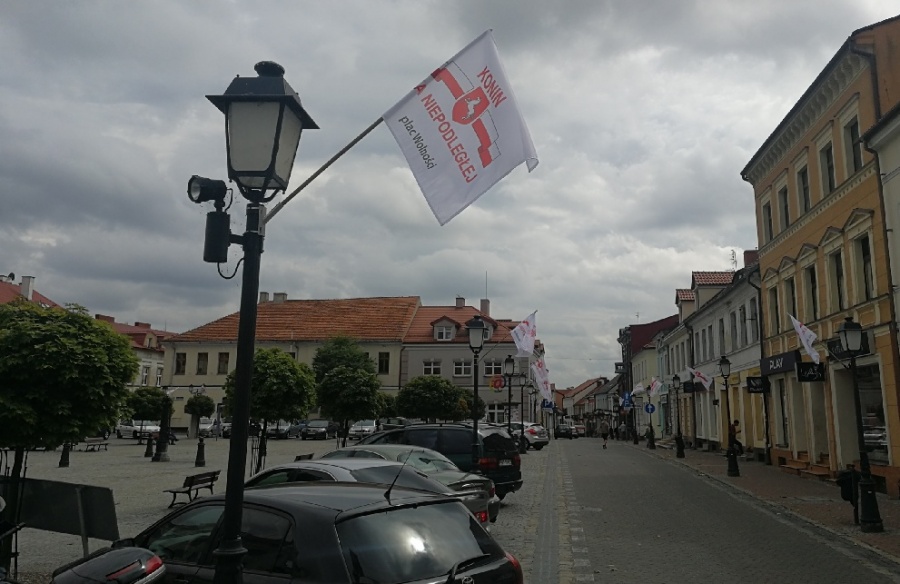 W mieście powiewają już flagi z hasłem „Konin dla Niepodległej” 