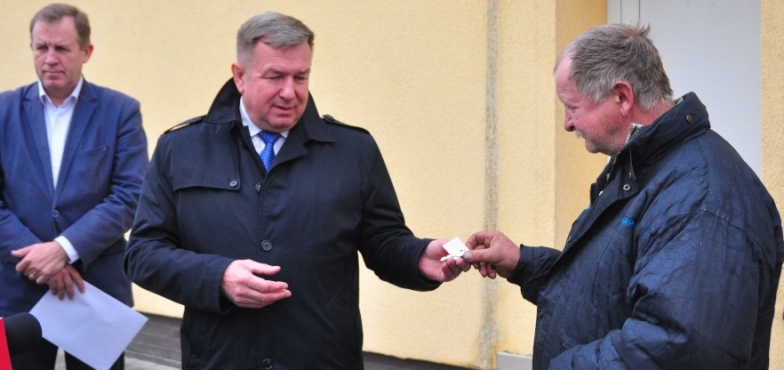 Samotny ojciec z szóstką dzieci przeprowadzi się do nowego domu. Dziś burmistrz przekazał mu klucze