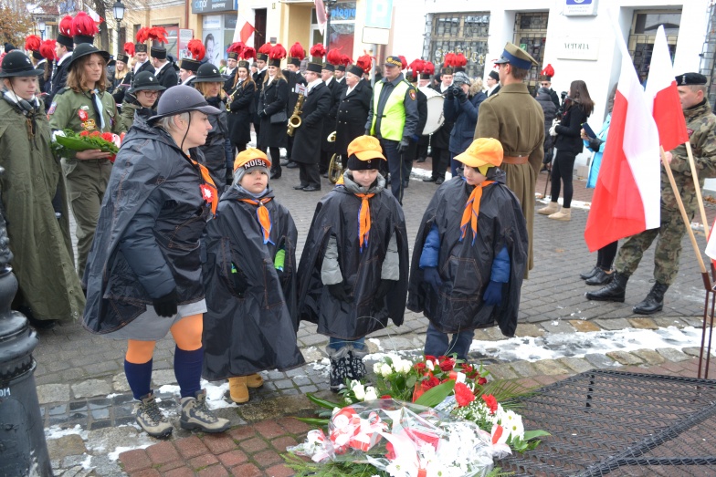 Młodzi na obchodach Święta Niepodległości. Nie było wojskowej salwy honorowej, nie było też smoleńskiego apelu 