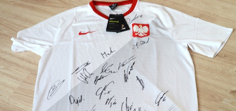 Sokół Kleczew zorganizował licytację na rzecz piłkarza. Pod młotek poszła koszulka kadry z autografami