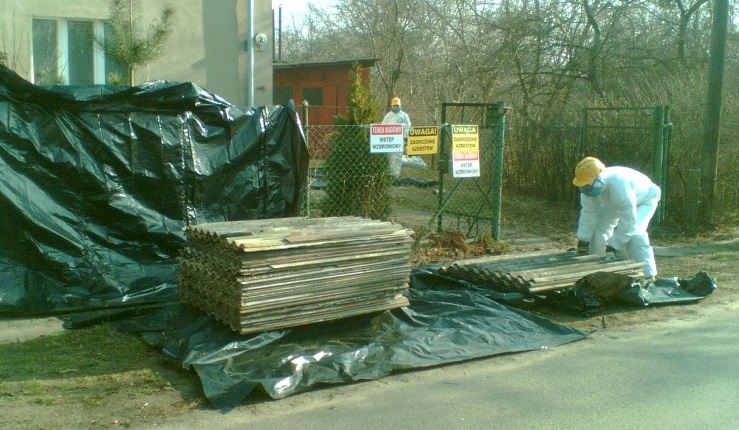 Coraz więcej wniosków na usuwanie azbestu z dachów, coraz mniej pieniędzy