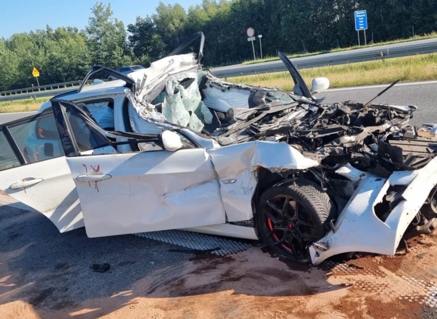 Osobowe BMW wjechało pod naczepę ciągnika siodłowego