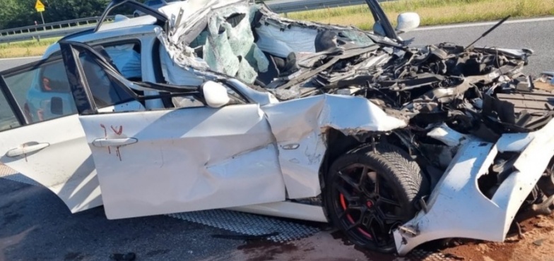 Osobowe BMW wjechało pod naczepę ciągnika siodłowego