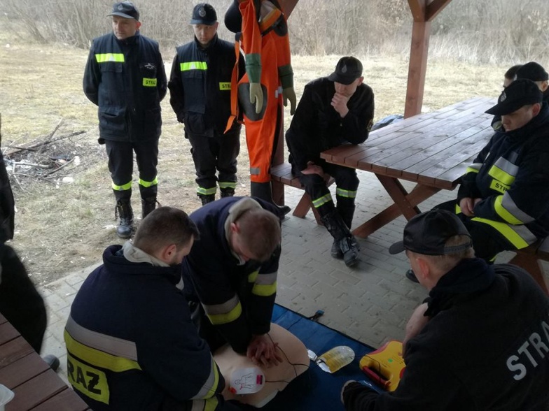 Druhowie się uczą. Jak używać defibrylatora