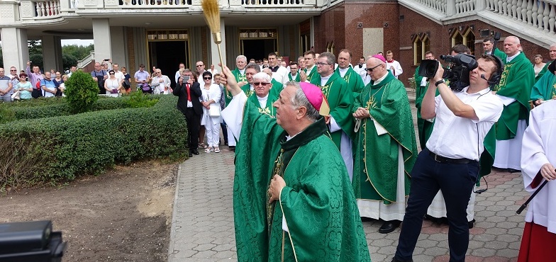 Nuncjusz apostolski w Polsce poświęcił pomnik przed licheńską bazyliką