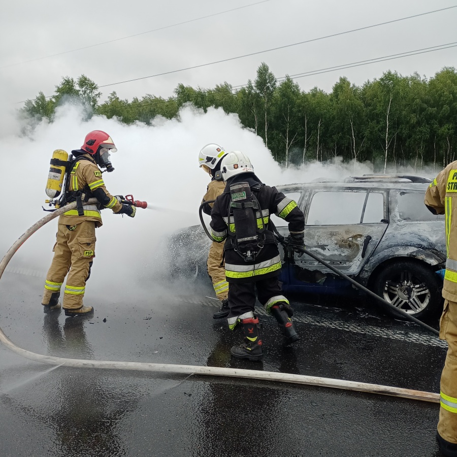 Na A2 zapalił się samochód. Był cały w ogniu, gdy przyjechali strażacy