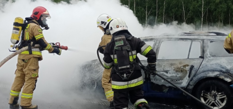 Na A2 zapalił się samochód. Był cały w ogniu, gdy przyjechali strażacy