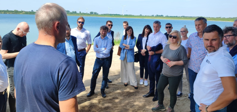 Kiedy skończy się dramat jezior Pojezierza Gnieźnieńskiego? Ministra klimatu i środowiska z wizytą w terenie