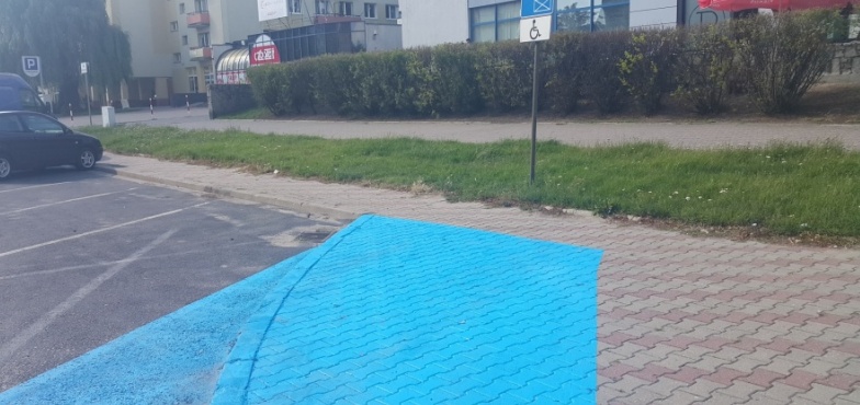 To ma być miejsce dla niepełnosprawnych? W samym środku krawężnik