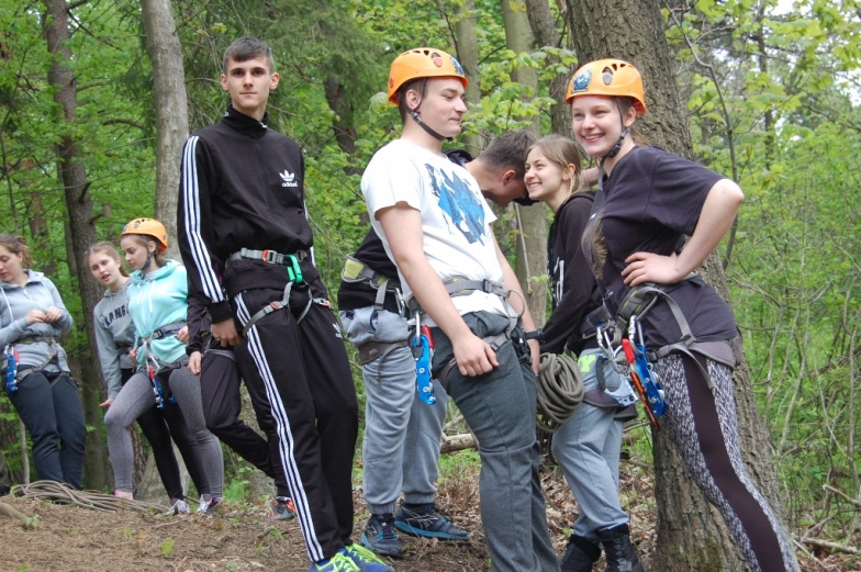 Uczyli się pracy z bronią i przetrwania na pustyni. CKU na survivalowy szkoleniu