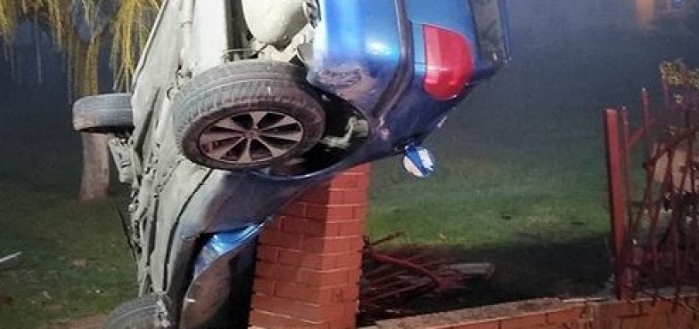 Auto wbiło się w ogrodzenie. Wypadek na drodze Golina - Kazimierz Biskupi