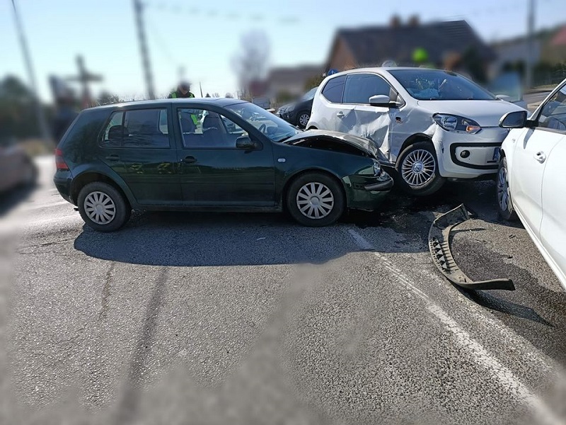 Kolizja trzech aut. Wśród podróżujących dwaj Rosjanie