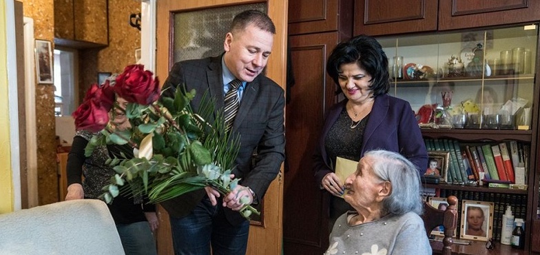 Prezydent z życzeniami i bukietem róż u najstarszej mieszkanki Konina 