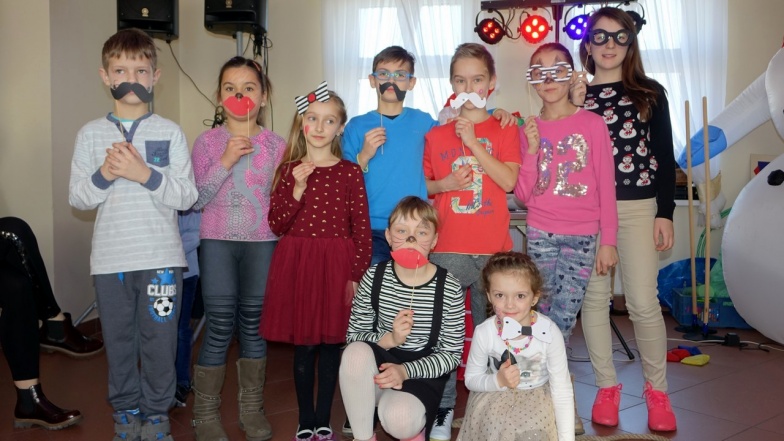 Bale karnawałowe receptą na zimową nudę. Dzieci z gminy Kleczew spędzają ferie na wsiach