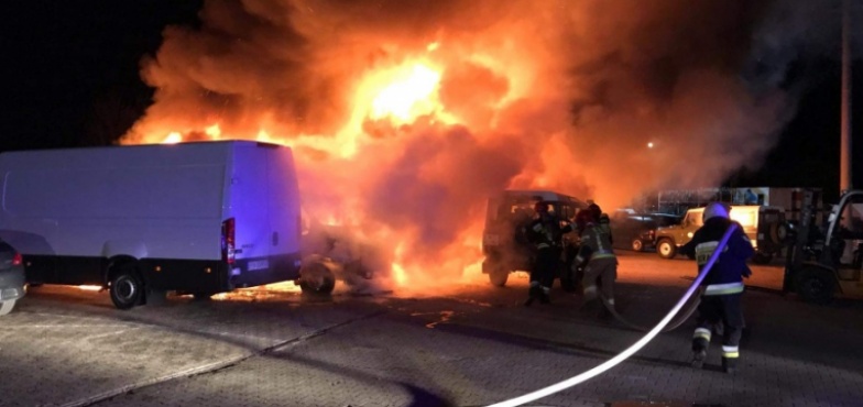 W ogniu pięć samochodów. Strażacy gasili pożar w warsztacie 