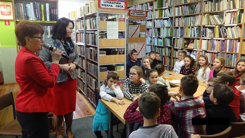 Uczniowie podstawówki w bibliotece. Trwa akcja „Cała gmina czyta dzieciom" 