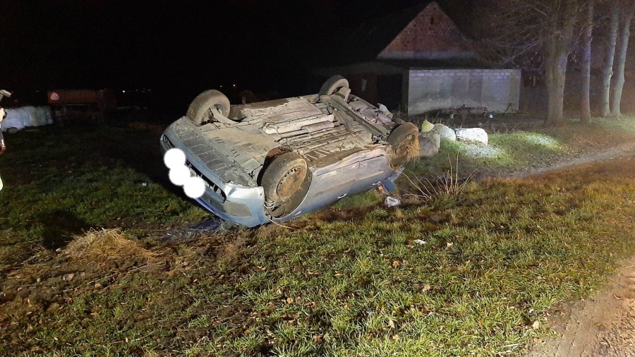 Groźny wypadek tuż przed remizą strażacką. Kierowca trafił do szpitala