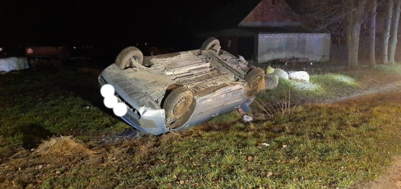 Groźny wypadek tuż przed remizą strażacką. Kierowca trafił do szpitala