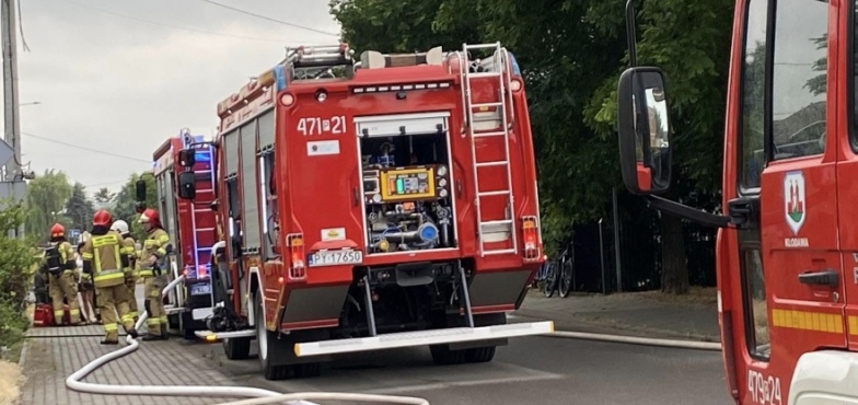 Pożar na poddaszu budynku. Akcja gaśnicza trwała 4,5 godziny