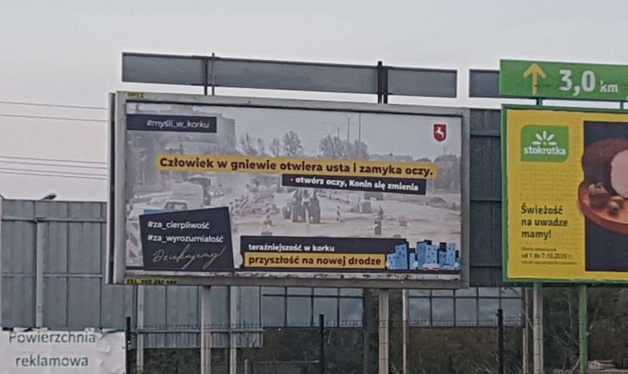Billboardy od miasta dla stojących w korkach. „Człowiek w gniewie otwiera usta i zamyka oczy” 