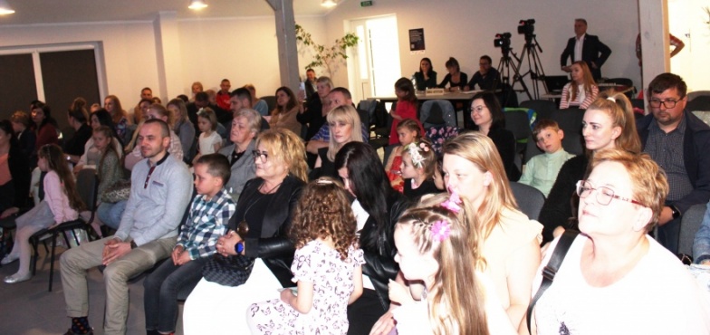 Śpiewają i malują w Centrum Kultury