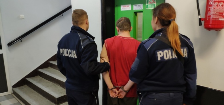 Kompletnie pijany ukradł kasę fiskalną. Po chwili wpadł w ręce policji 