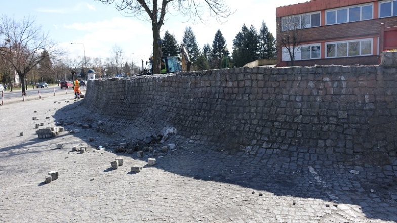 Prezydent Konina przedstawił projektantowi hali „Rondo” powody rozebrania murku 