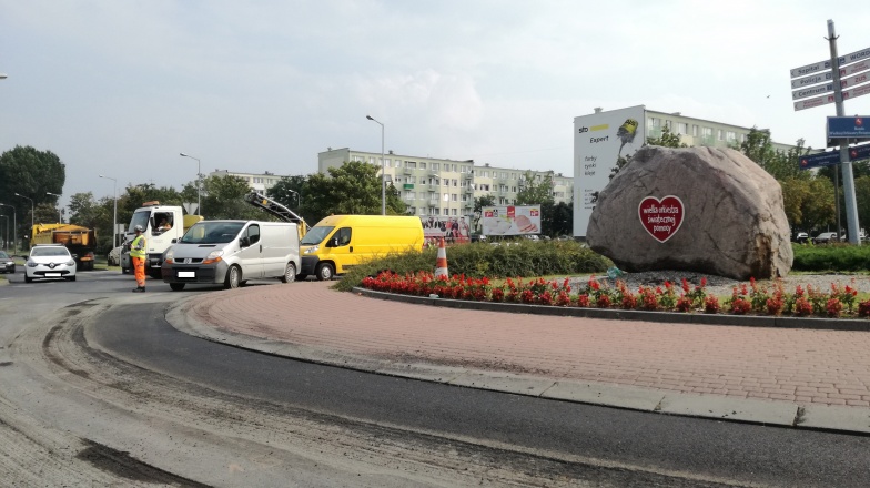 Trwa remont nawierzchni na rondzie im. WOŚP. Tworzą się korki na ul. Paderewskiego