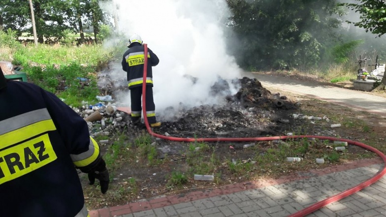 Druhowie gasili pożar na cmentarzu. Ogień zajął stertę odpadów