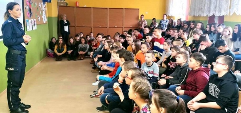 O zagrożeniach w sieci, narkotykach, dopalaczach i przestępstwach. Policjanci rozmawiają z uczniami