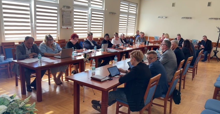 „Worki z rzeczami leżą w rowie”. Czy starą odzież można odbierać z innymi odpadami?