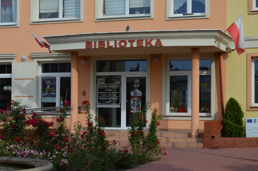 Biblioteka nieczynna. Sprawdzają księgozbiór