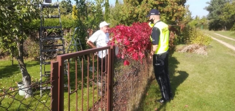Policjanci sprawdzali altanki i radzili działkowcom
