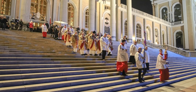 Liturgia Wigilii Paschalnej w licheńskiej bazylice. Modliło się około 2 tysięcy osób 