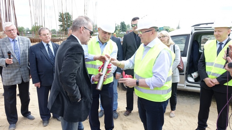 „Mieszkania Plus” budują na terenie dawnej bazy PKS-u. Wmurowali kamień węgielny 