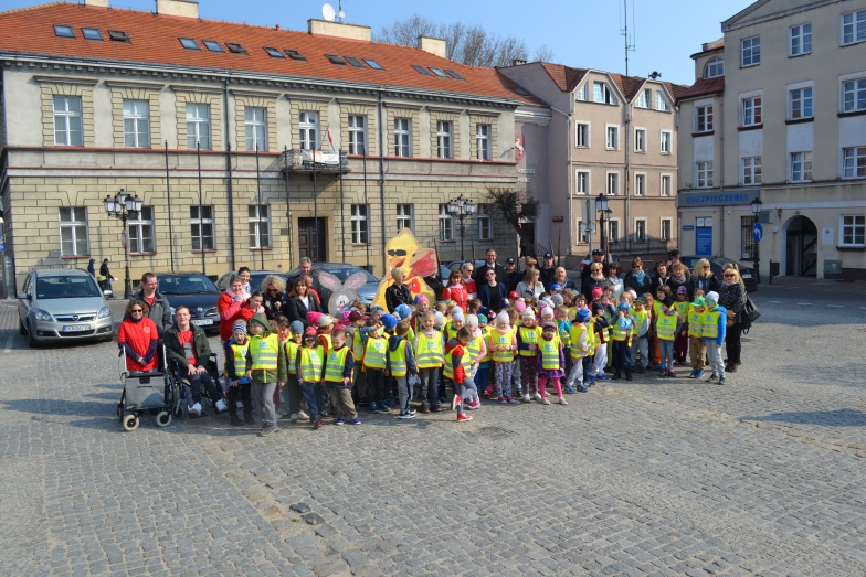 Z wielkiego jajka wykluł się Superkurczak.  Zrobiliśmy wielkanocne fotki