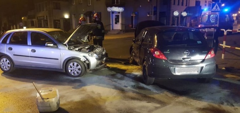 Wypadek na skrzyżowaniu. Dwie osoby w szpitalu