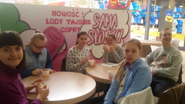 Dzieci zaproszone na lody tajskie. Te smakołyki powstają z ulubionych słodyczy i owoców