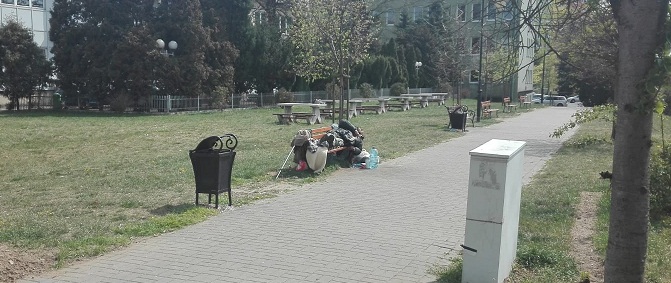 Bezdomni powrócili na skarpę przed KDK-iem. Czy to problem nie do rozwiązania?