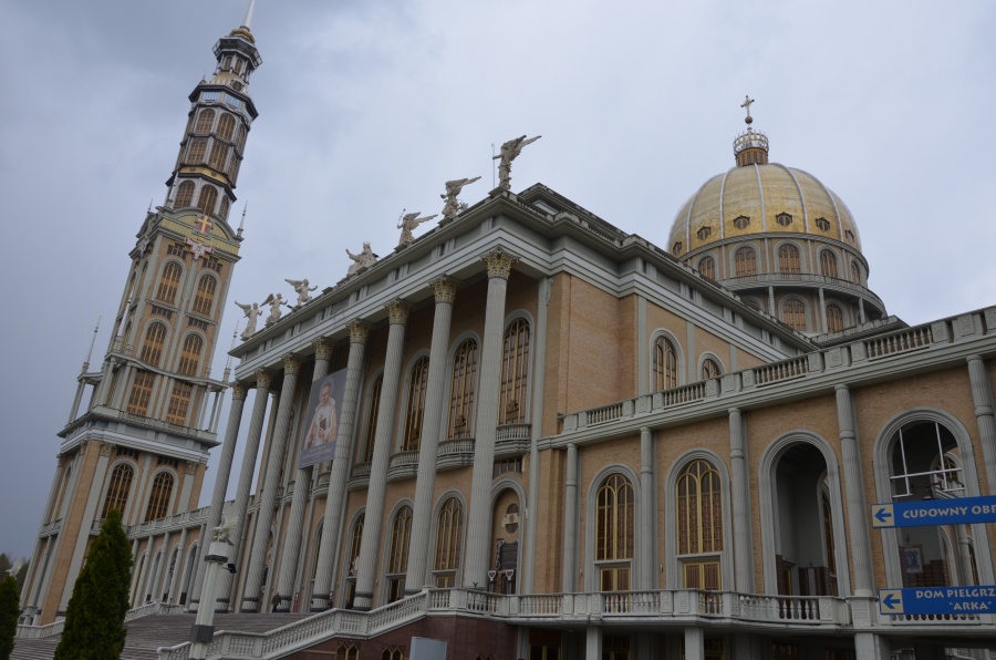 Defibrylator w licheńskim sanktuarium. Dostępny w zakrystii bazyliki 