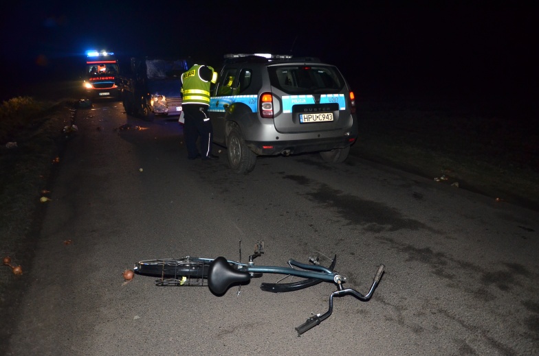 Zginął 62-letni mężczyzna. Nie miał elementów odblaskowych, prowadził nieoświetlony rower