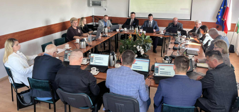 Były alarmy i ewakuacja w szkołach. W urzędzie działał sztab kryzysowy