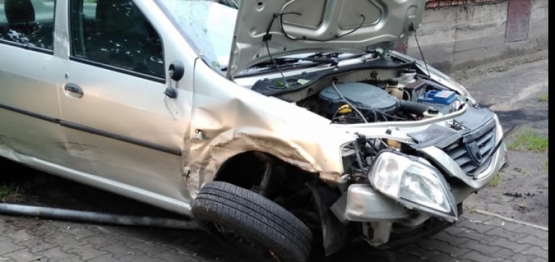 Groźna kolizja. Wjechała na chodnik i uderzyła w budynek