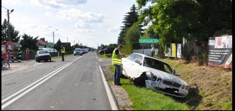 21-letni kierowca jaguara w szpitalu. Po uderzeniu samochód wpadł do rowu