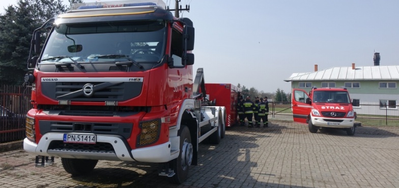 Znów podejrzane pojemniki w Golinie. Strażacy pobierają próbki