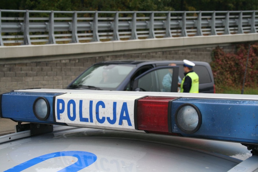 Mimo sądowego zakazu kierowania. Mercedesem uderzył w zaparkowane auto