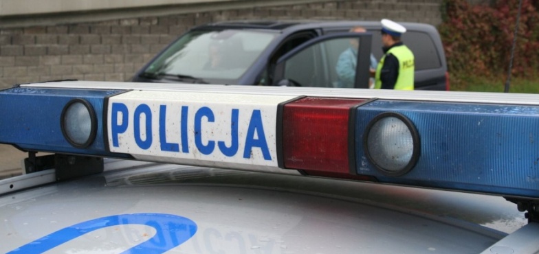 Mimo sądowego zakazu kierowania. Mercedesem uderzył w zaparkowane auto
