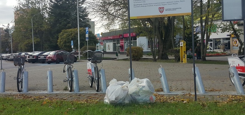 Kto zostawił worki śmieci w centrum miasta? 